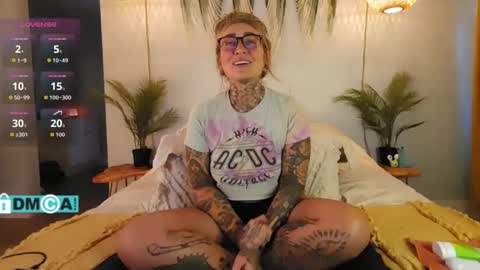 Snapshot of cheviblue chatting on 10-28-25, 01:58 Chevi Blue online show from 10-28-25, 01:58