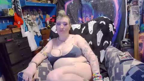 Snapshot of chiaroscurosiren chatting on 12-15-25, 06:17 CurvySiren online show from 12-15-25, 06:17