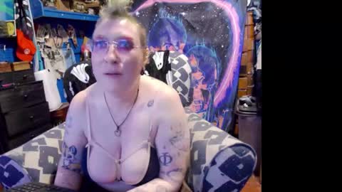 Snapshot of chiaroscurosiren chatting on 12-16-25, 04:06 CurvySiren online show from 12-16-25, 04:06