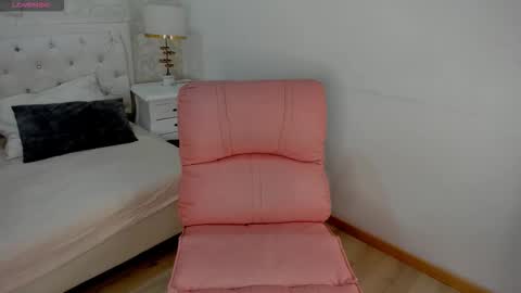 Snapshot of chikibom28 chatting on 10-17-25, 12:52 Chiki online show from 10-17-25, 12:52