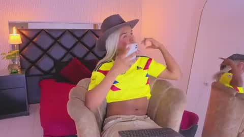 Snapshot of chloe_bronze chatting on 06-17-26, 07:15 Chloe online show from 06-17-26, 07:15