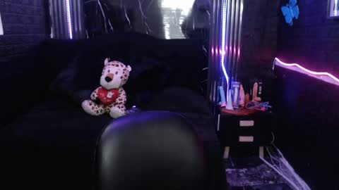 chloe_smith5 online show from 04-22-26, 02:40