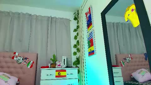 Snapshot of chloe_swarts chatting on 06-25-26, 11:09 Lulu online show from 06-25-26, 11:09