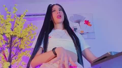 Im Chloe    independent account      online show from 10-27-25, 11:52