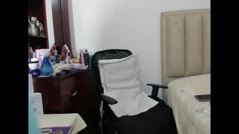 chloemiller   online show from 01-02-25, 08:17