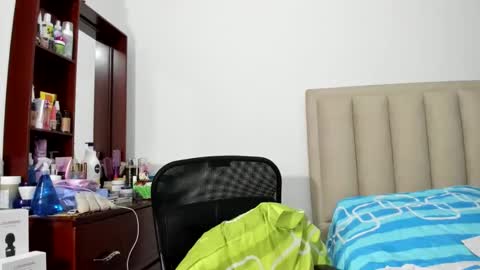 chloemiller   online show from 02-28-25, 11:34