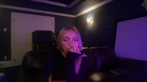 Snapshot of chloeros3e chatting on 09-29-25, 05:18 chloeros3e online show from 09-29-25, 05:18