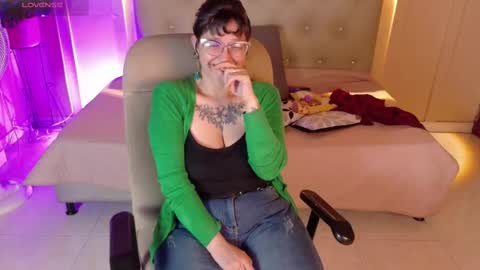 Snapshot of chloerossee chatting on 10-22-25, 01:17 Chloe rosse online show from 10-22-25, 01:17