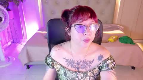Snapshot of chloerossee chatting on 12-14-25, 01:55 Chloe rosse online show from 12-14-25, 01:55