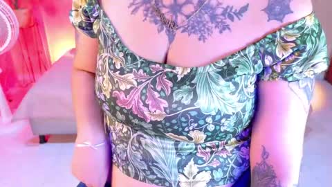 Snapshot of chloerossee chatting on 05-05-26, 01:35 Chloe rosse online show from 05-05-26, 01:35