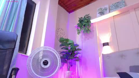 Snapshot of chloerossee chatting on 05-31-26, 06:09 Chloe rosse online show from 05-31-26, 06:09