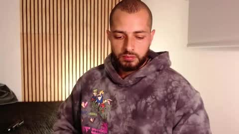 cris         Twitter magnum101010 insta magnumc20 online show from 10-23-25, 02:22