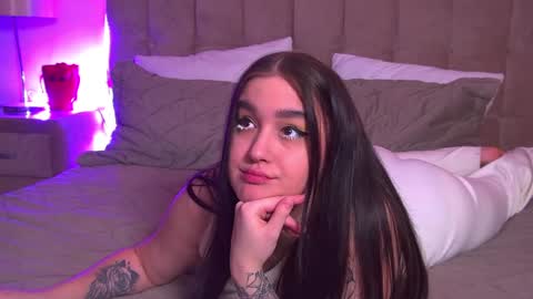 Snapshot of christinamilton chatting on 01-28-25, 09:29 Christina online show from 01-28-25, 09:29