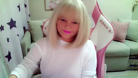Snapshot of christirose chatting on 11-01-25, 10:17 Christi online show from 11-01-25, 10:17