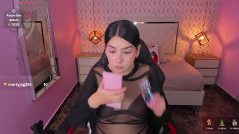 Snapshot of christy_teigen chatting on 12-04-25, 07:44 CHRISTY online show from 12-04-25, 07:44