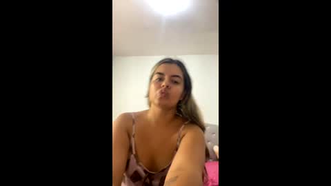 Snapshot of cielo_sky_blue chatting on 06-08-26, 01:28 Azul online show from 06-08-26, 01:28