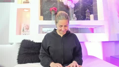 Cinthya  online show from 05-16-26, 12:15