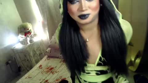 Snapshot of cj_parker69 chatting on 05-18-26, 04:57 QUEEN CESS online show from 05-18-26, 04:57
