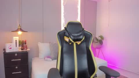 C L A R A online show from 02-07-26, 02:48