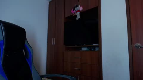 Snapshot of cleopatra_cute chatting on 01-26-25, 03:27  Nicol  online show from 01-26-25, 03:27