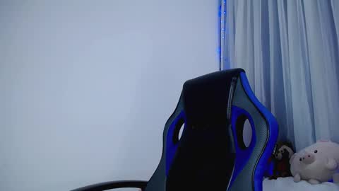 Snapshot of cleopatra_cute chatting on 10-21-25, 02:45  Nicol  online show from 10-21-25, 02:45