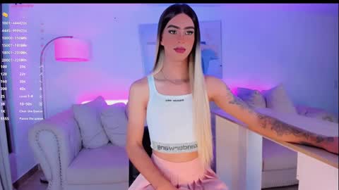 CLOE REMINTON online show from 01-18-25, 07:07