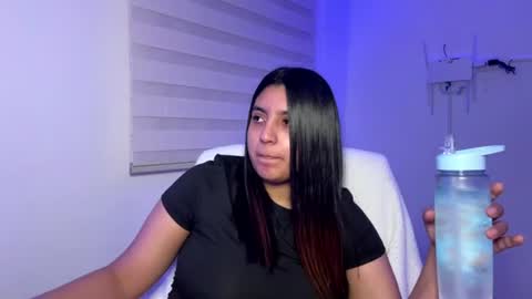 Snapshot of cloe_small08 chatting on 06-19-26, 06:29 cloe small online show from 06-19-26, 06:29