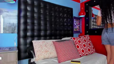 Snapshot of cloerodriguez chatting on 11-18-25, 02:54 ---Cloe--- online show from 11-18-25, 02:54