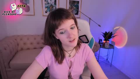 Snapshot of clover_red chatting on 12-03-24, 05:12 Clover follow me online show from 12-03-24, 05:12