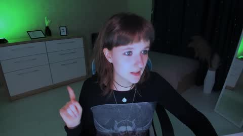 Snapshot of clover_red chatting on 12-12-24, 02:55 Clover follow me online show from 12-12-24, 02:55