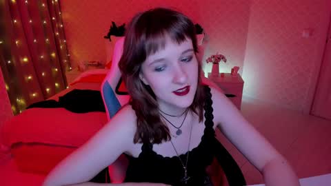 Snapshot of clover_red chatting on 12-20-24, 06:45 Clover follow me online show from 12-20-24, 06:45