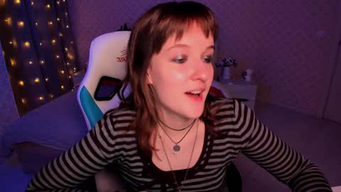 Snapshot of clover_red chatting on 12-22-24, 03:00 Clover follow me online show from 12-22-24, 03:00