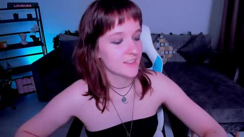 Snapshot of clover_red chatting on 12-28-24, 03:15 Clover follow me online show from 12-28-24, 03:15