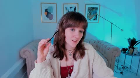 Snapshot of clover_red chatting on 02-04-25, 05:23 Clover follow me online show from 02-04-25, 05:23