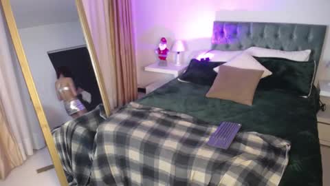 Snapshot of clown_face chatting on 12-07-24, 06:43 emely dolce online show from 12-07-24, 06:43