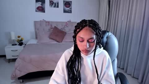 Snapshot of clown_face chatting on 01-24-25, 08:23 emely dolce online show from 01-24-25, 08:23