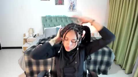 Snapshot of clown_face chatting on 02-06-25, 03:27 emely dolce online show from 02-06-25, 03:27