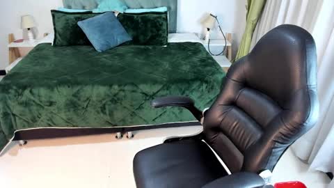 Snapshot of clown_face chatting on 02-18-25, 09:54 emely dolce online show from 02-18-25, 09:54