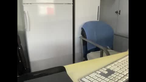 Snapshot of coach_karl chatting on 10-26-25, 12:05 Coach Karl Porn Star Tip me all the way to my next trip online show from 10-26-25, 12:05