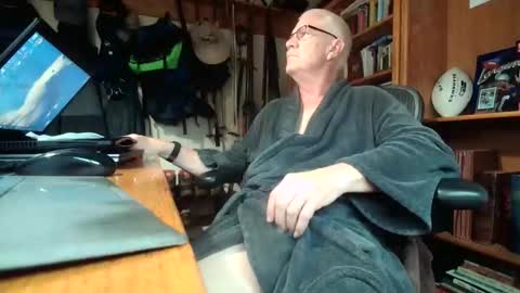Snapshot of colchuck chatting on 06-05-26, 01:28 colchuck online show from 06-05-26, 01:28