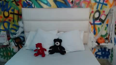 Snapshot of collins_aria chatting on 10-17-25, 12:19 valentina online show from 10-17-25, 12:19