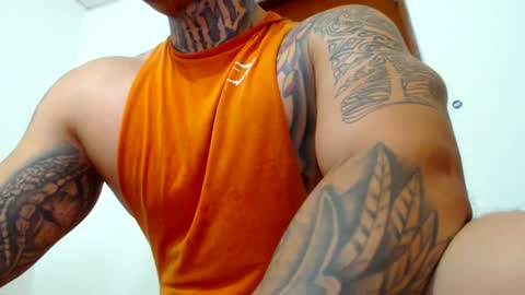 Snapshot of colombian_monster_cock chatting on 12-18-24, 05:10 camilo online show from 12-18-24, 05:10