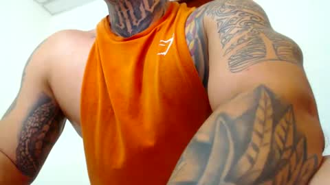 Snapshot of colombian_monster_cock chatting on 01-08-25, 06:20 camilo online show from 01-08-25, 06:20