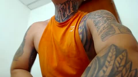 Snapshot of colombian_monster_cock chatting on 02-02-25, 06:10 camilo online show from 02-02-25, 06:10