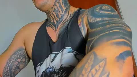 Snapshot of colombian_monster_cock chatting on 09-28-25, 01:00 camilo online show from 09-28-25, 01:00