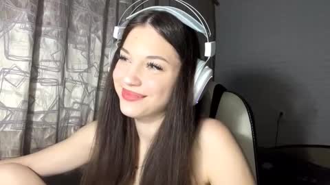 Snapshot of conchitaderricott chatting on 10-15-25, 01:00 Bella online show from 10-15-25, 01:00