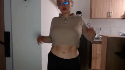 Coralein online show from 12-23-25, 06:00