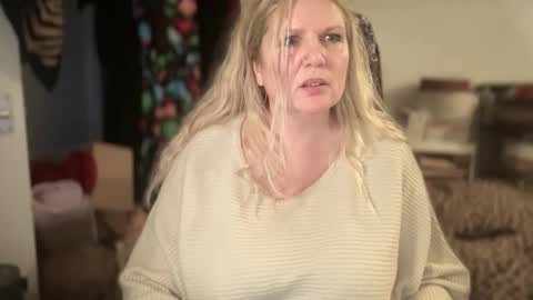 Snapshot of cougarmollie chatting on 12-18-25, 01:06 Mollie online show from 12-18-25, 01:06