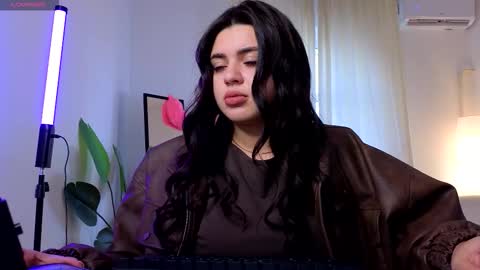 Snapshot of courtneyk_ chatting on 09-28-25, 01:27 Courtney online show from 09-28-25, 01:27