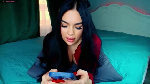 Snapshot of crazy__berry chatting on 02-12-26, 02:12 Eva online show from 02-12-26, 02:12